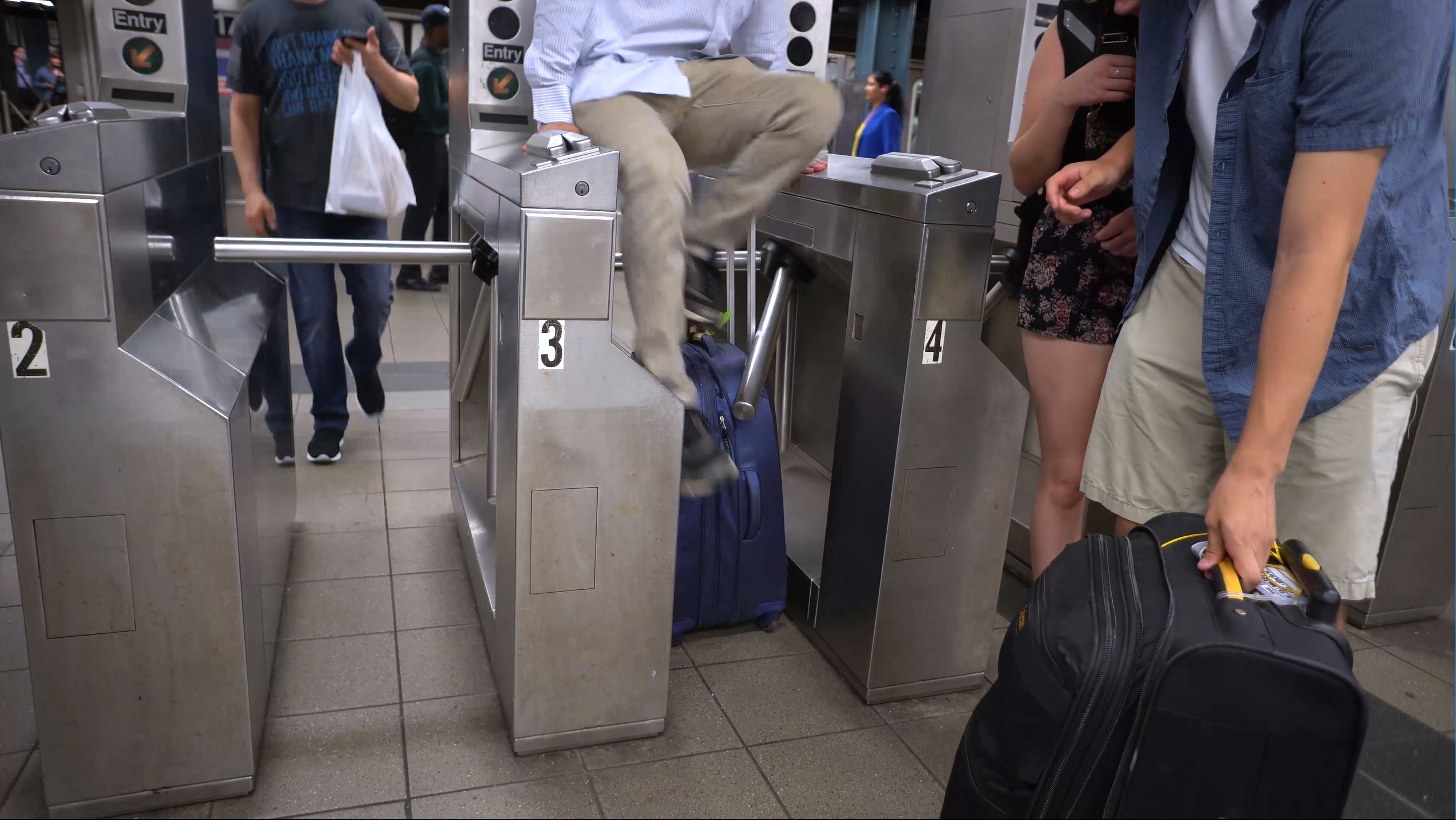 luggage on nyc subway