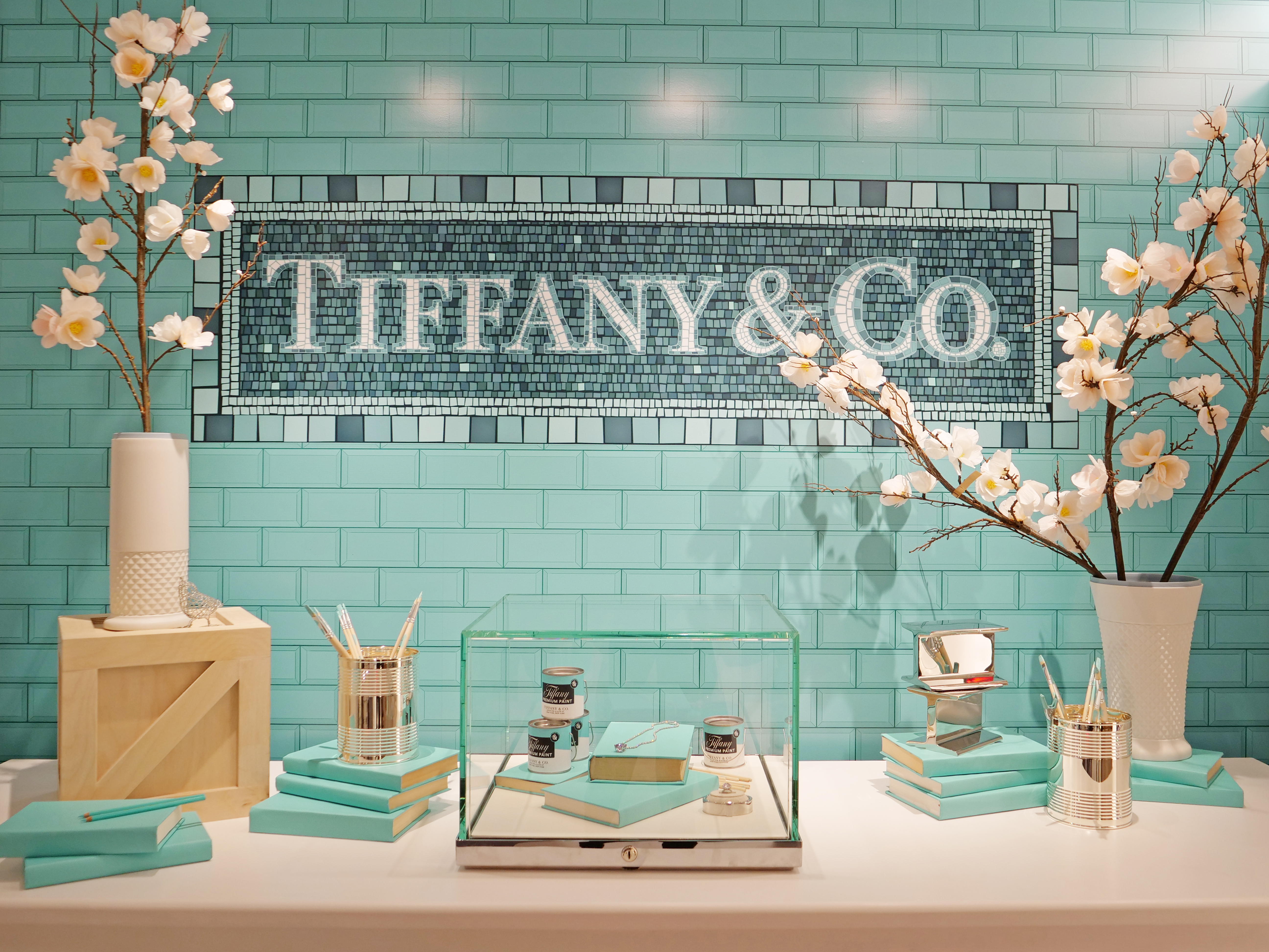 NYC Tiffany and Co 발렌타인데이 지하철 꽃 설치 블루 타일