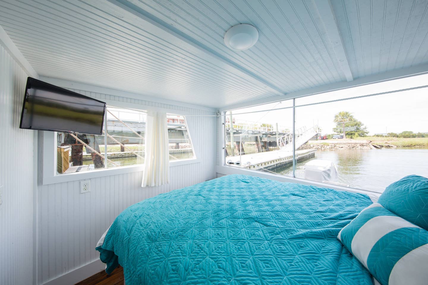 Most Unique USA Airbnbs houseboat Charleston bedroom