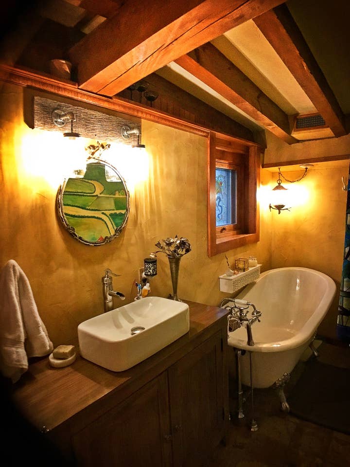 Hobbit and Lord of the Rings Airbnb homes and houses in the USA Vermont tub bathroom