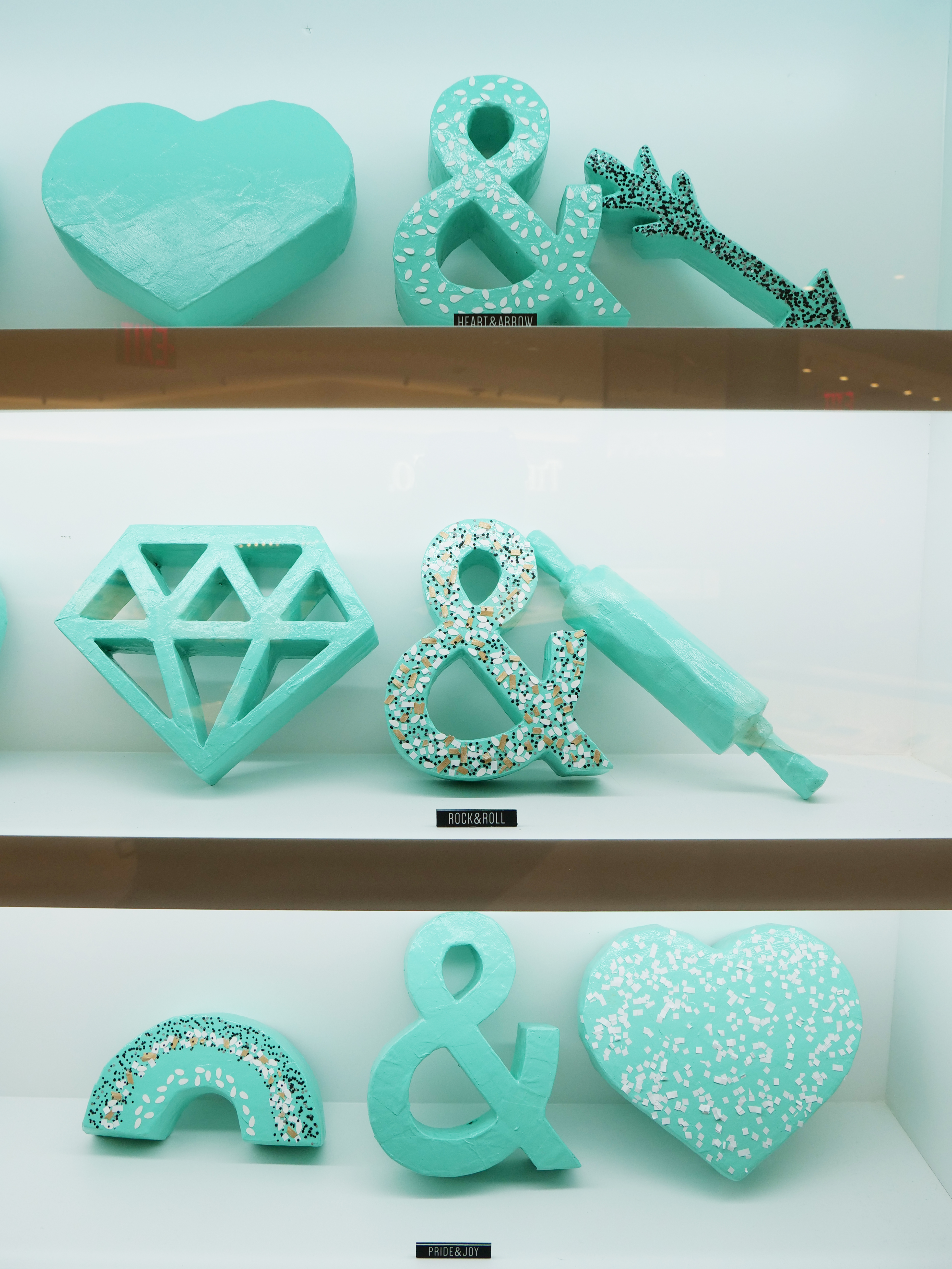 NYC Tiffany and Co 발렌타인데이 지하철 꽃 설치 프레첼 카트 페어링 수수께끼