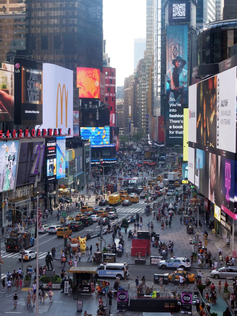 타임스 스퀘어 관람차 사람들과 택시를 확대한 NYC 풍경